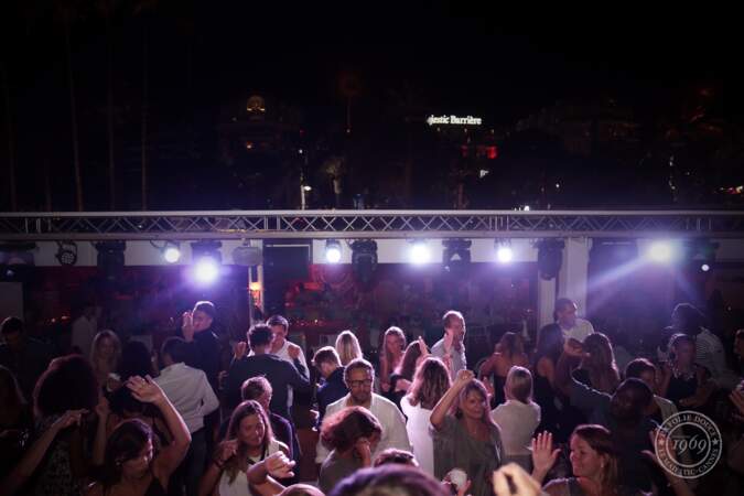 Le dancefloor de La Folie Douce sur la plage du Majestic à Cannes peut s'enflammer