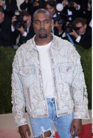 Kanye West en Balmain et lentilles bleues (pffiouh)