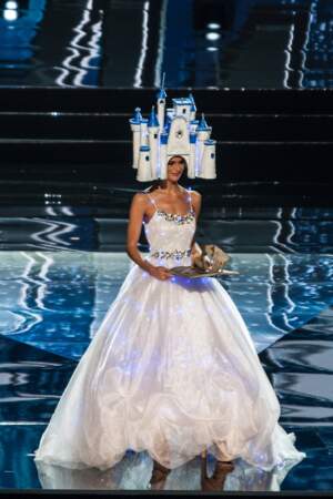 Miss Univers 2016 : Défilé en costume national pour Miss Allemagne et son château sur la tête. On ne s'en remet pas