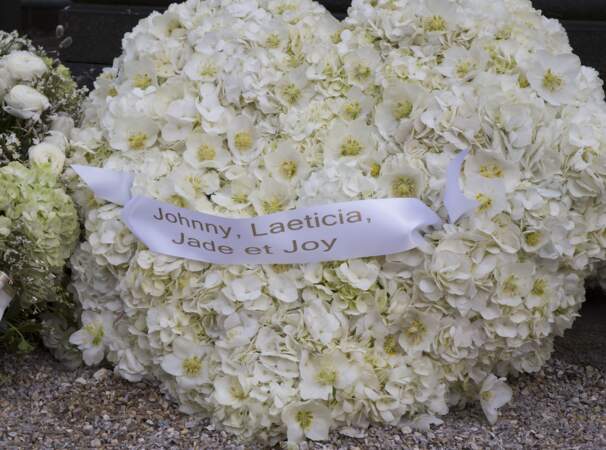 Les fleurs déposées par Laeticia Hallyday sur la tombe de France Gall