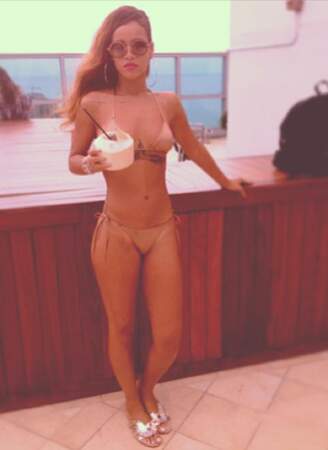 Rihanna au bord de la piscine