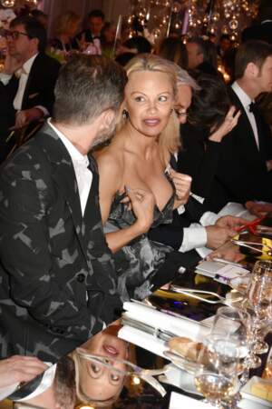 40ème Best Awards : Alors Pamela Anderson n'hésite pas à se rhabiller en plein dîner