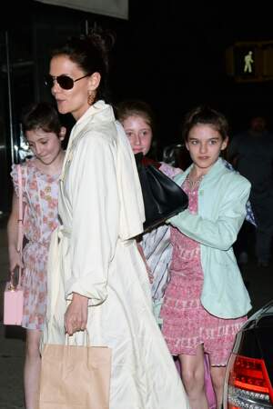 Katie Holmes emmène sa fille Suri et ses amies au restaurant à New York pour son anniversaire