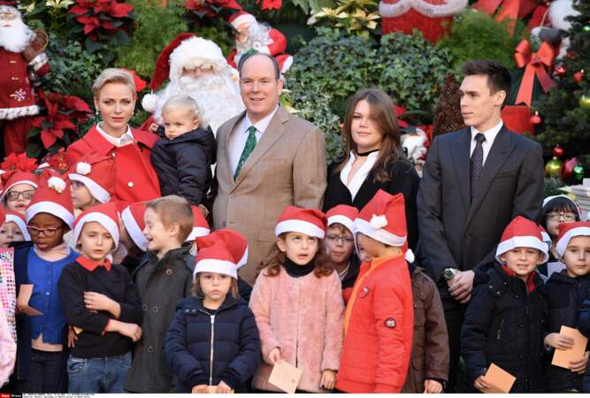Noël de Monaco : Le couple princier, leur fils et leurs neveux posent avec les enfants