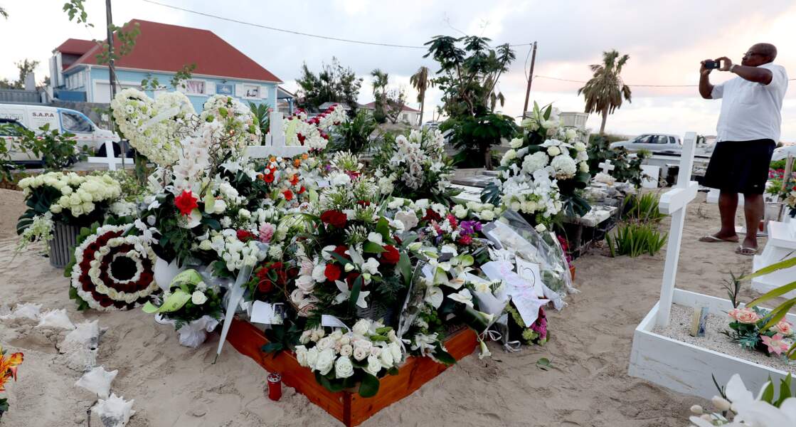 Obsèques de Johnny Hallyday : la tombe du rocker très fleurie