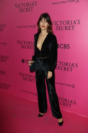 Défilé Victoria's Secret : la it-girl Jeanne Damas ultra décolletée en combi de velours Rouje