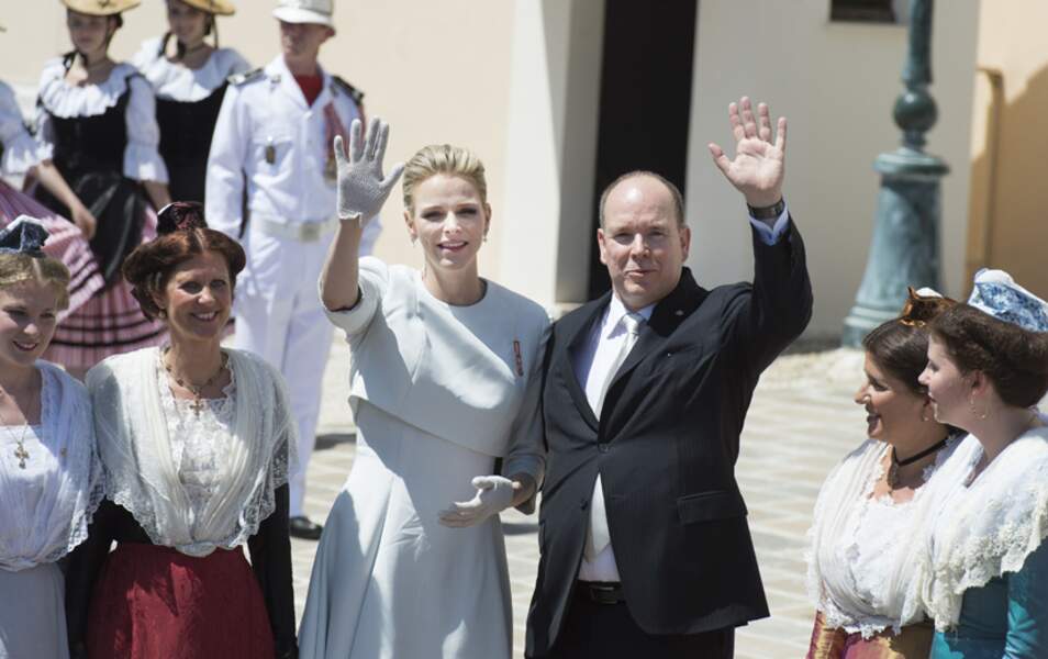 Charlène de Monaco et le prince Albert saluent les monégasques après la cérémonie