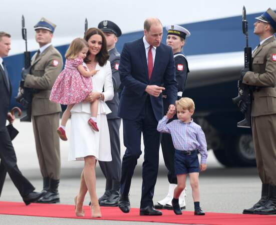 Le prince George fait la tête lors d’une visite officielle - William in petto : "Allez on avance, on lâche rien !"