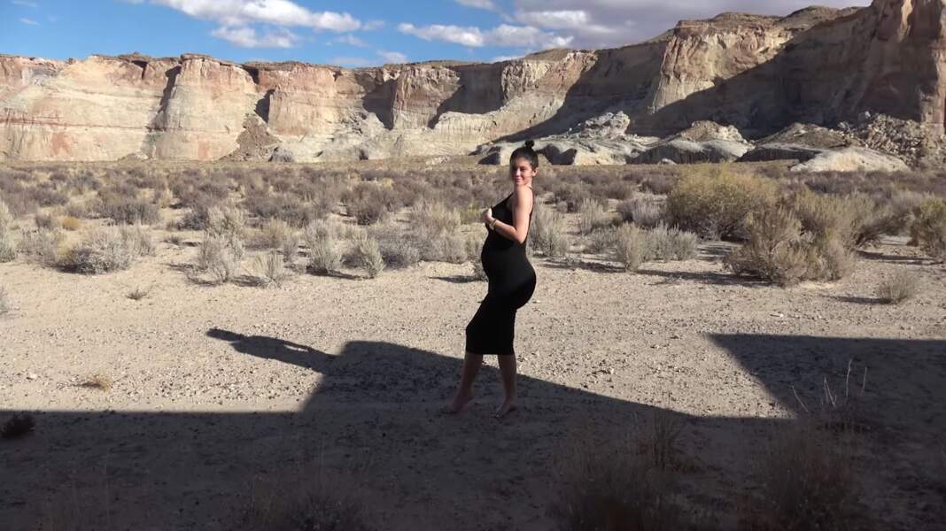 Kylie Jenner : photoshoot, enceinte, dans le désert