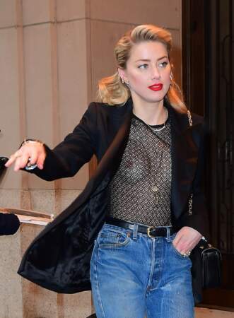 Amber Heard affiche ses seins et ses tétons en pleine rue