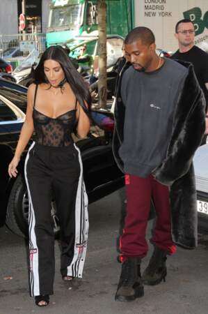 La tenue signature de Kim Kardashian : le body en dentelle avec un jogging. Superbe ou affreux, au choix.