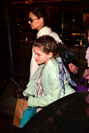 Katie Holmes emmène sa fille Suri Cruise et ses amies au restaurant à New York pour ses 13 ans