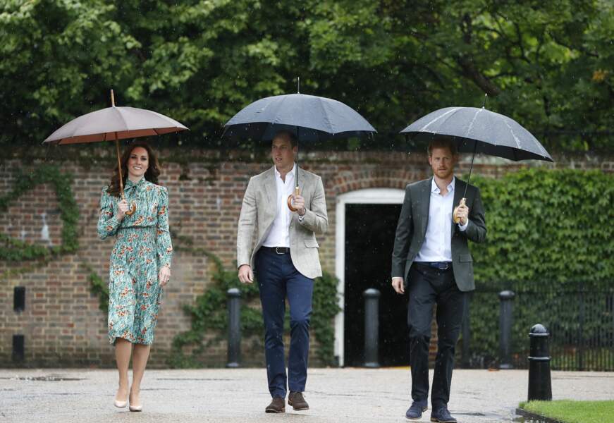 Les princes Harry et William et Kate Middleton inaugurent le jardin mémorial de Kensington Palace visitent