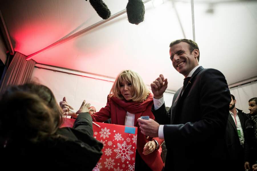 Rayonnante, Brigitte Macron joue à la Mère Noël aux Gobelins