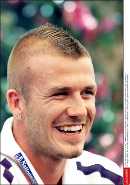 David Beckham en 2001: la petite crète passe, la boucle d'oreille moins
