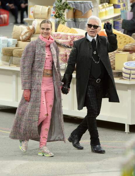 Karl Lagerfeld vient saluer avec Cara Delevingne