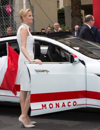 La princesse Charlène de Monaco arrive dans une voiture aux couleurs de la principauté...