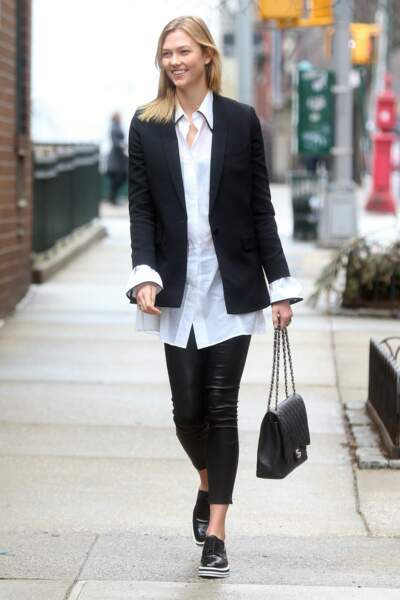 Col souligné de noir et longueur sous le blazer, on adore la chemise minimale de Karlie Kloss