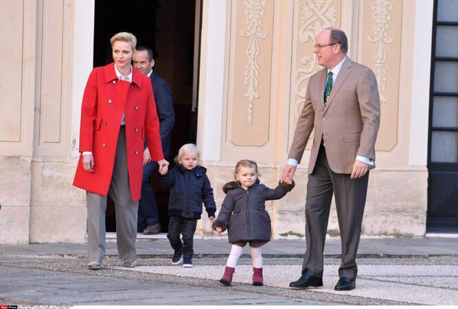Noël de Monaco : Albert et Charlène sortent du palais avec leurs jumeaux Jacques et Gabriella