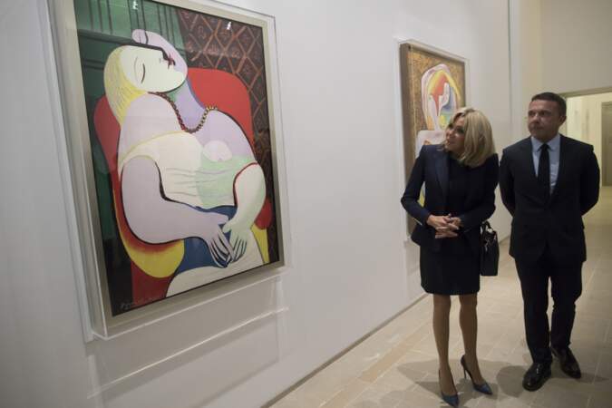 Brigitte Macron semblait elle aussi très intéressée par cette exposition, Picasso 1932, année érotique