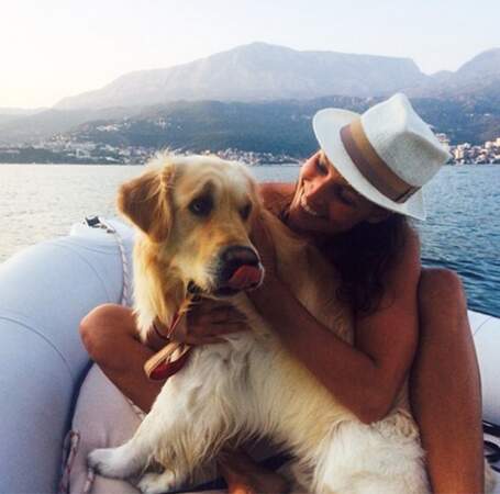 Laury Thilleman en zodiac avec son chien