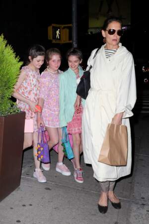 Katie Holmes emmène sa fille Suri et ses amies au restaurant Delicatessen à New York