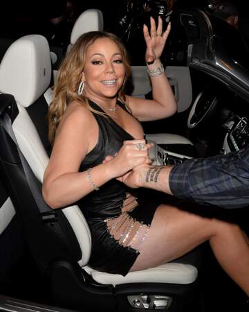 Mariah Carey : piégée par sa robe décolletée, fendue ET très courte, elle en montre trop…