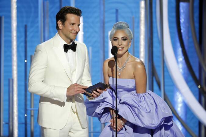 Lady Gaga et Bradley Cooper sur la scène des Golden Globes