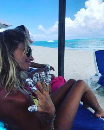 Confessions Intimes : Karine Grandval fait une petite pause manucure à la plage