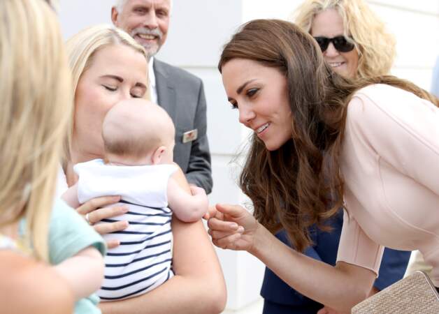 Une jeune maman qui s'extasie devant un nourrisson... À quand le numéro trois, Kate ?