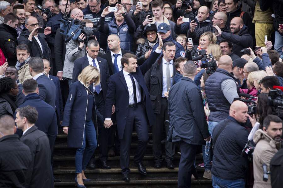 Brigitte et Emmanuel Macron fêtent leurs 10 ans de mariage, retour sur leurs moments les plus tendres