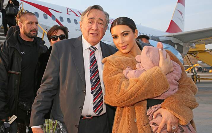 À son arrivée à Vienne, Kim Kardashian est accueillie par son hôte Richard Lugner