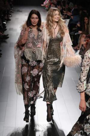 Fashion week de New York - Pour le dernier tour de piste, Bella et Gigi Hadid défilent côte à côte