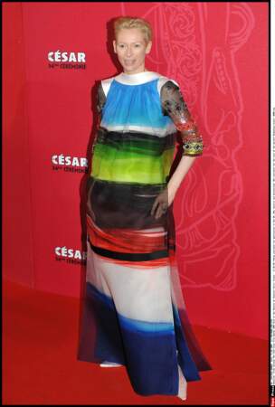 Tilda Swinton aime tellement le tableau qu'il y a dans son living qu’en 2009 elle a décidé de le porter.