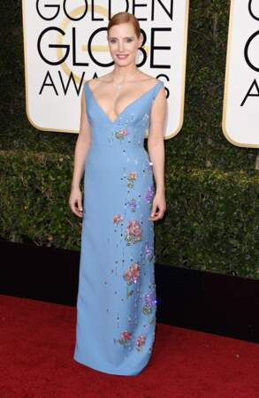Golden Globes 2017 : Jessica Chastain en Prada (c'est non ! On dirait une bombe désodorisante)