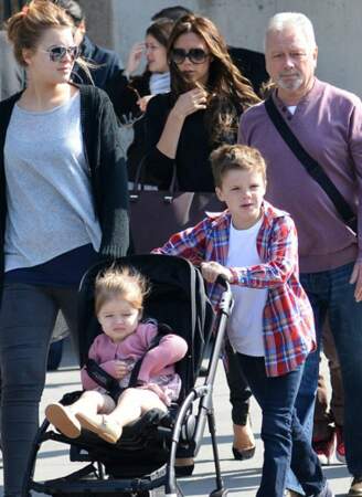 Victoria Beckham avec ses enfants et ses parents à la sortie du Louvre