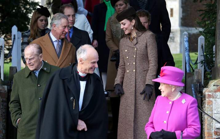 Kate, trois pas derrière la Reine, en grande conversation avec sn beau-père Charles