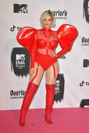 La chanteuse Bebe Rexha a opté pour un look pour le moins osé, en forme de coeur. 