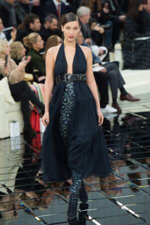 Défilé Chanel Haute Couture : Bella Hadid portait une robe noire ceinturée et des shoes à paillettes