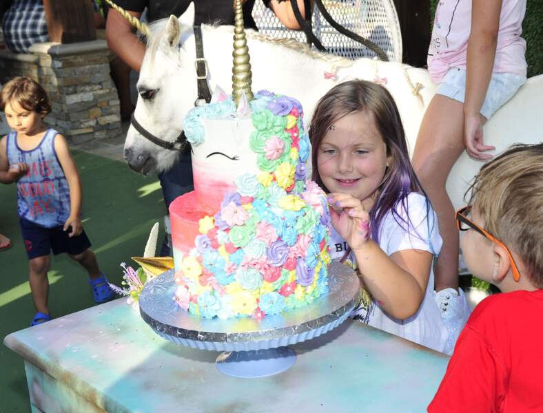 Tori Spelling invite Jennie Garth à l’incroyable anniversaire (avec licorne) de sa fille