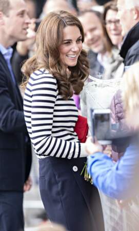 Kate Middleton tout sourire et sublime dans un ensemble signé L.K. Bennett assorti d'une pochette rouge Emmy London