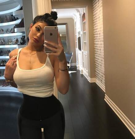 Kylie Jenner sexy en gaine