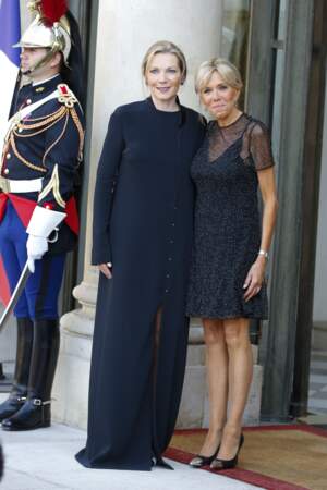 Brigitte Macron en petite robe noire à empiècements transparents