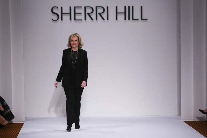 La créatrice Sherri Hill à la fin de son défilé pendant la fashion week de New York