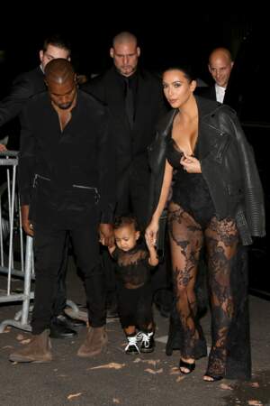 28 septembre 2014 : Kim et North en dentelle noire pour le défilé Givenchy à Paris
