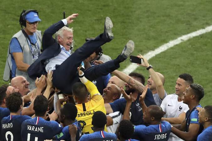 Didier Deschamps champion du monde pour la deuxième fois : le sélectionneur est acclamé par ses joueurs