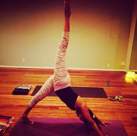 Toutes fans de yoga, version sexy - Zoe Saldana elle aussi aime le yoga !