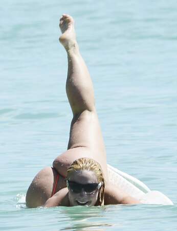 Elle fait des poses de yoga innovantes sur sa planche de surf...