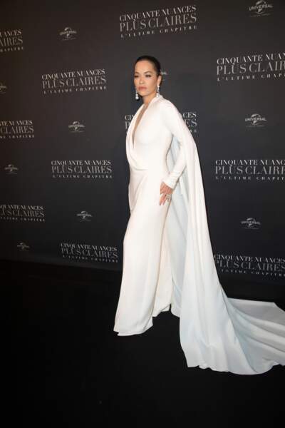Pas de robe longue pour Rita Ora, mais une combinaison blanche réhaussée d'une longue traîne