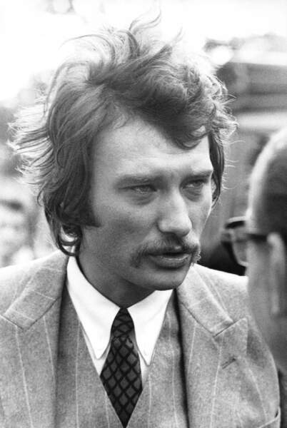 Johnny Hallyday moustachu et en costume (chose rare) dans les années 70